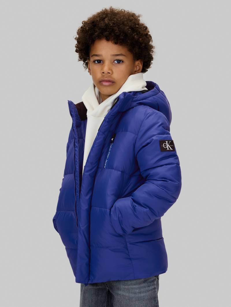 Calvin Klein Jeans Winterjacke "ESSENTIAL PUFFER JACKET" mit Kapuze für Kinder bis 16 Jahre und mit Logopatch von Calvin Klein Jeans