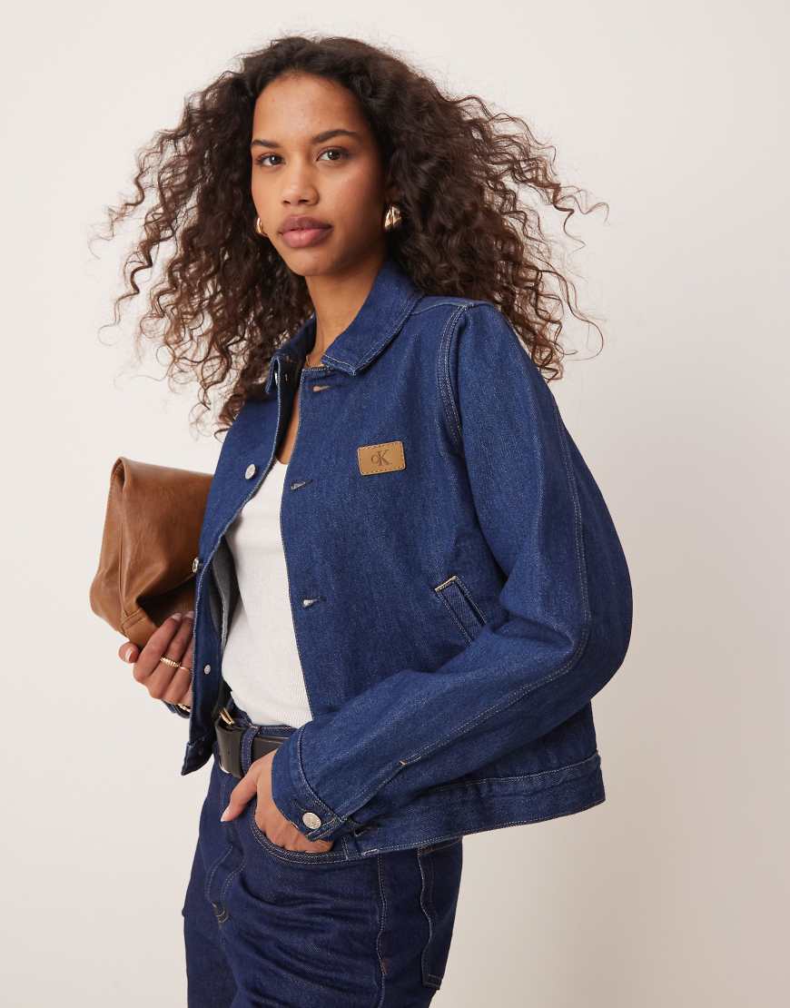 Calvin Klein Jeans - Workwear-Jeansjacke in dunkler Rinse-Waschung-Marineblau Calvin Klein Jeans - Workwear-Jeansjacke in dunkler Rinse-Waschung-Marineblau von Calvin Klein Jeans