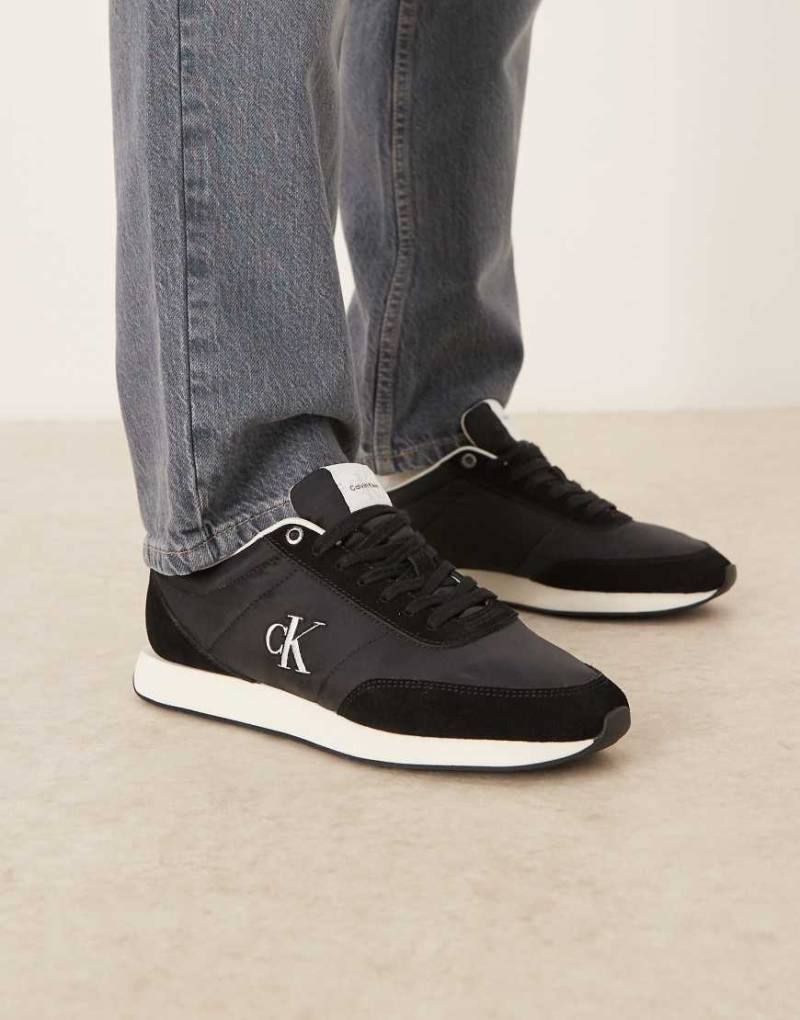 Calvin Klein - Retro-Runner-Sneaker in Schwarz und Weiß von Calvin Klein Jeans