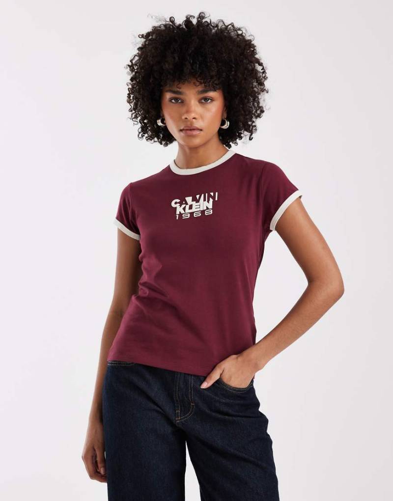 Calvin Klein - Ringer-T-Shirt in Burgunderrot mit „1968"-Print von Calvin Klein Jeans
