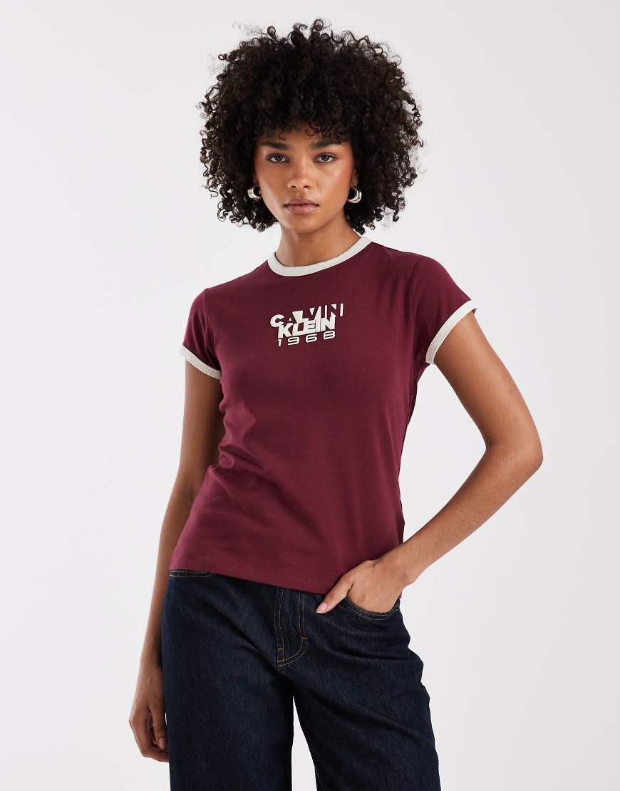 Calvin Klein - Ringer-T-Shirt in Burgunderrot mit „1968"-Print von Calvin Klein Jeans