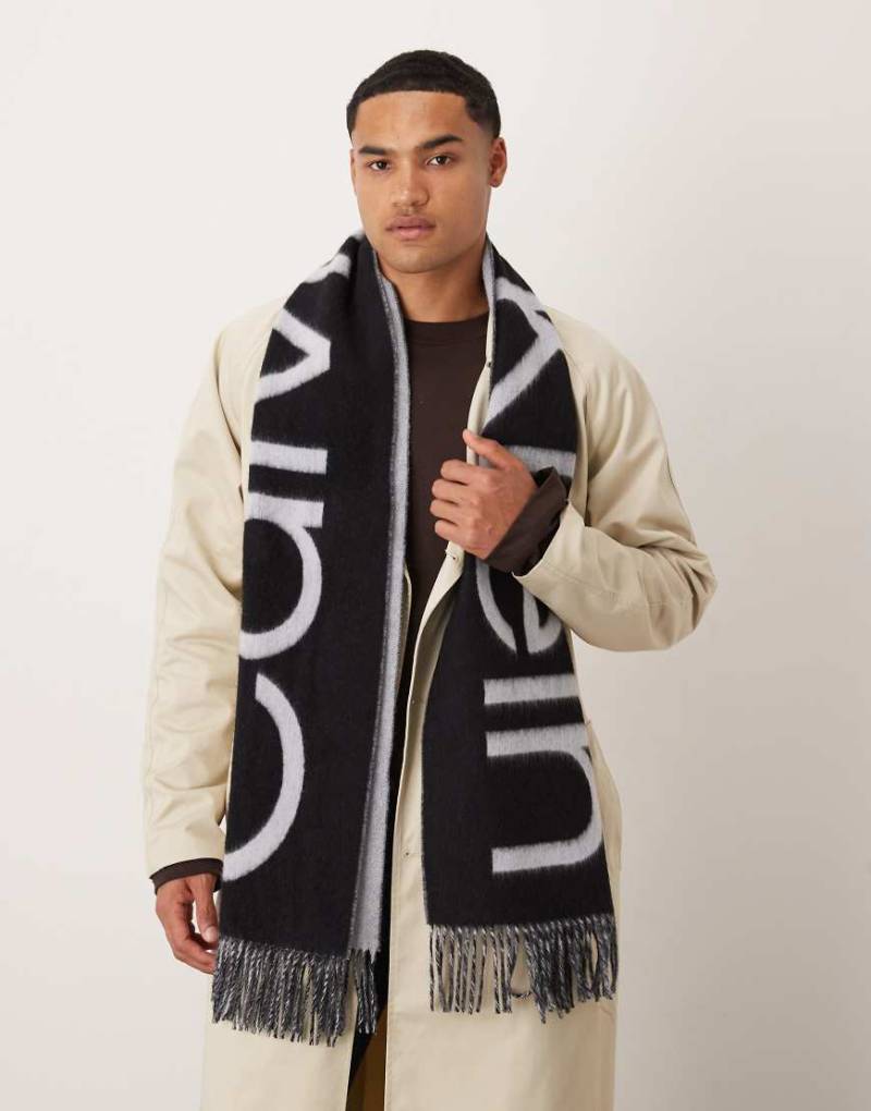 Calvin Klein - Schal aus aufgerauter Wolle in Schwarz mit großem Logo von Calvin Klein Jeans