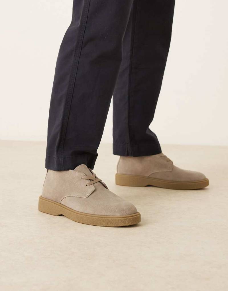 Calvin Klein - Schnür-Boots aus Wildleder in Taupe-Neutral Calvin Klein - Schnür-Boots aus Wildleder in Taupe-Neutral von Calvin Klein Jeans