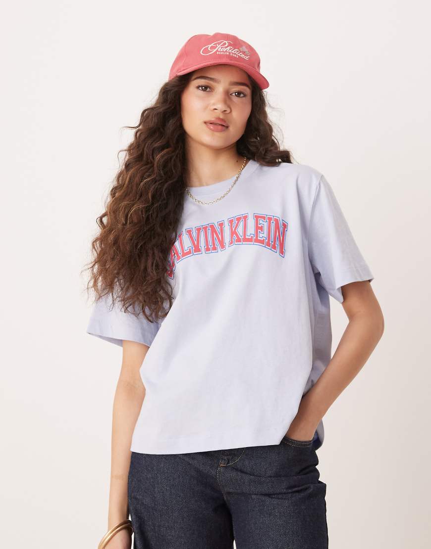 Calvin Klein - T-Shirt in Babyblau mit College-Print Calvin Klein - T-Shirt in Babyblau mit College-Print von Calvin Klein Jeans
