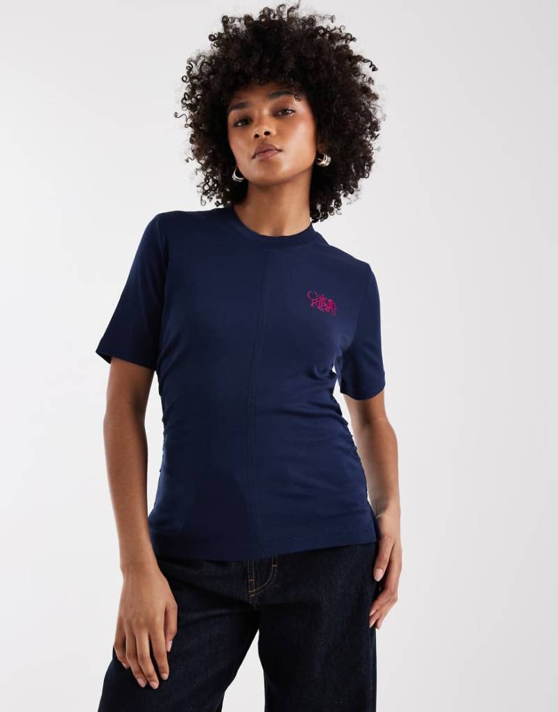 Calvin Klein - T-Shirt in Marineblau mit rotem Gel-Logoprint von Calvin Klein Jeans