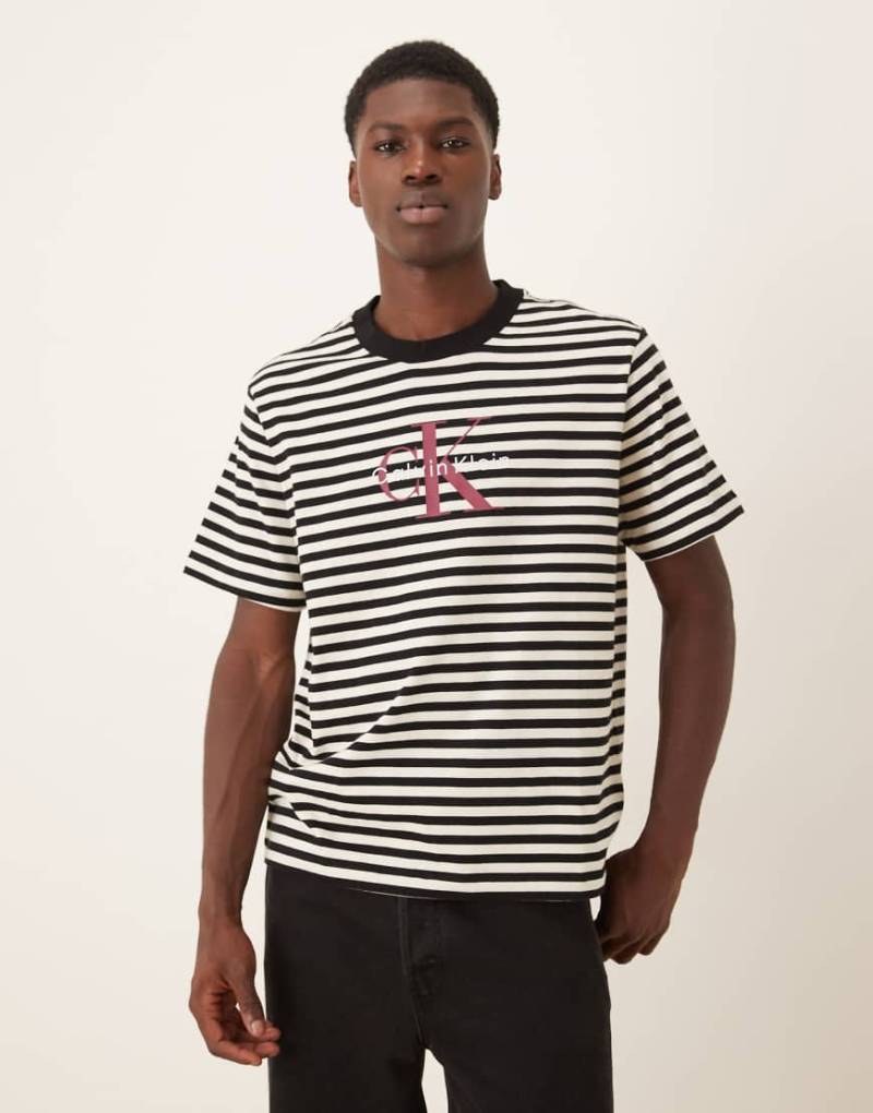 Calvin Klein - T-Shirt in Schwarz mit Streifen und Monologo-Brown von Calvin Klein Jeans