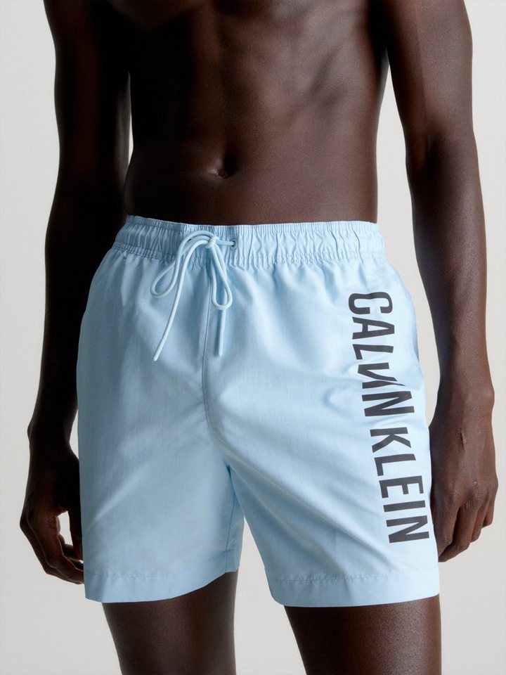 Calvin Klein Swimwear Badeshorts MEDIUM DRAWSTRING mit kontrastfarbenem Logo-Schrifztug am Bein von Calvin Klein Swimwear