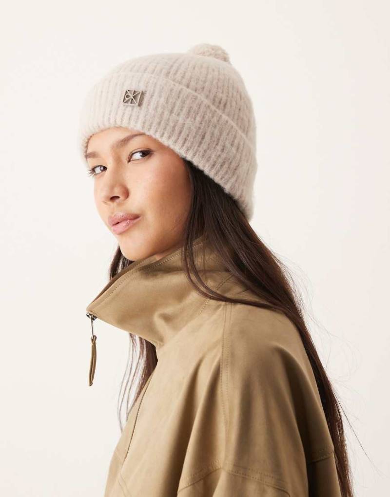 Calvin Klein - Angeraute Strickmütze in Grau mit Bommel von Calvin Klein