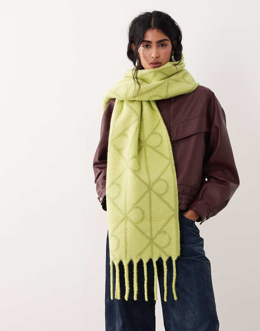 Calvin Klein - Angerauter Strickschal in Limettengrün mit Emblem-Print von Calvin Klein