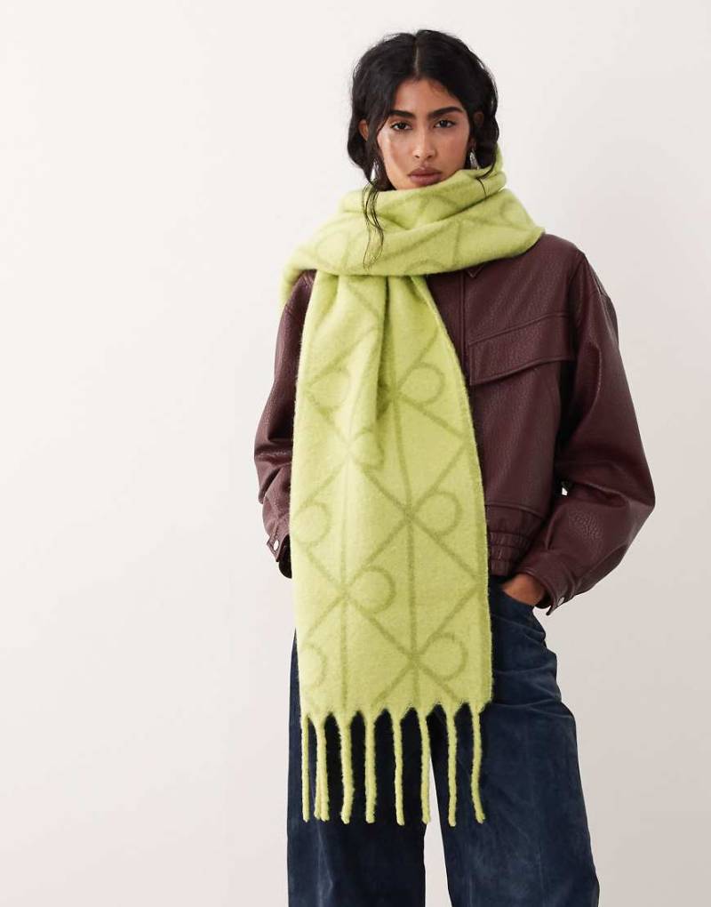 Calvin Klein - Angerauter Strickschal in Limettengrün mit Emblem-Print von Calvin Klein