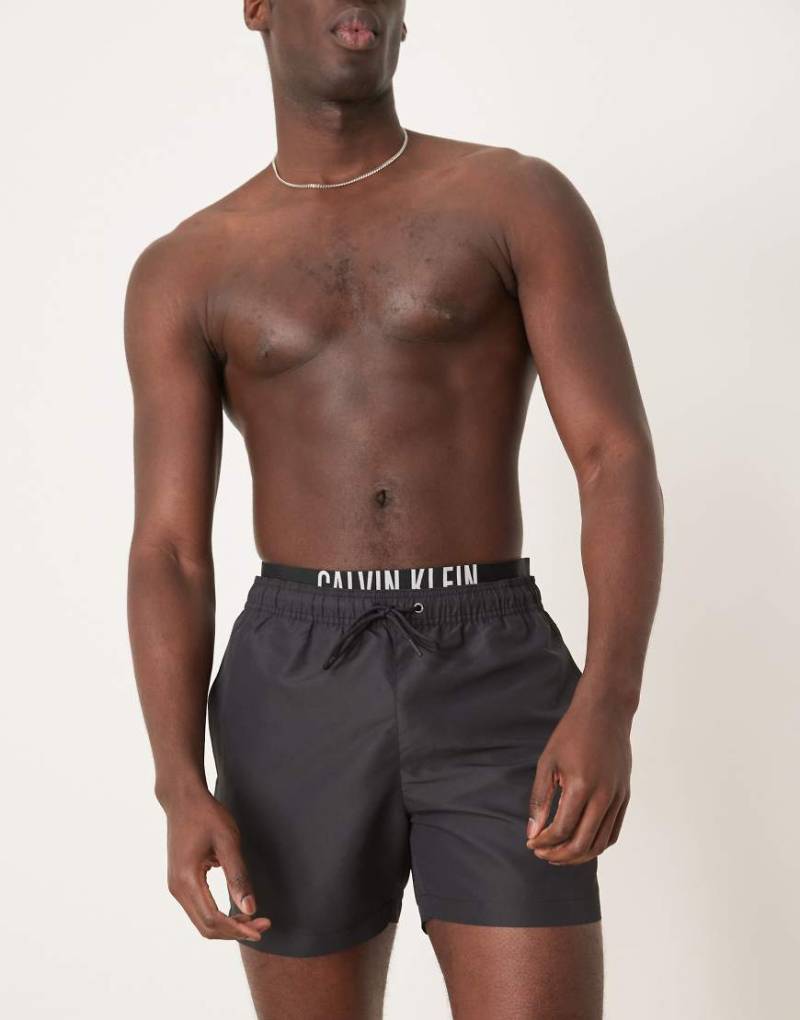 Calvin Klein - Badeshorts in Schwarz mit Logobund Calvin Klein - Badeshorts in Schwarz mit Logobund von Calvin Klein