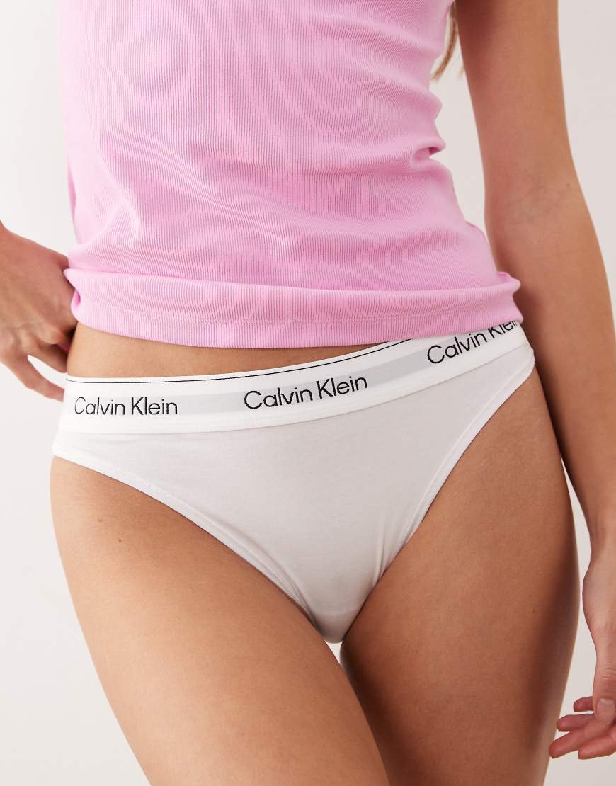 Calvin Klein - Bikinihose aus Modal in Weiß mit hohem Beinausschnitt Calvin Klein - Bikinihose aus Modal in Weiß mit hohem Beinausschnitt von Calvin Klein