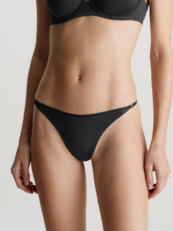 Calvin Klein Underwear String THONG seitlich mit goldfarbenem Zierring von Calvin Klein Underwear