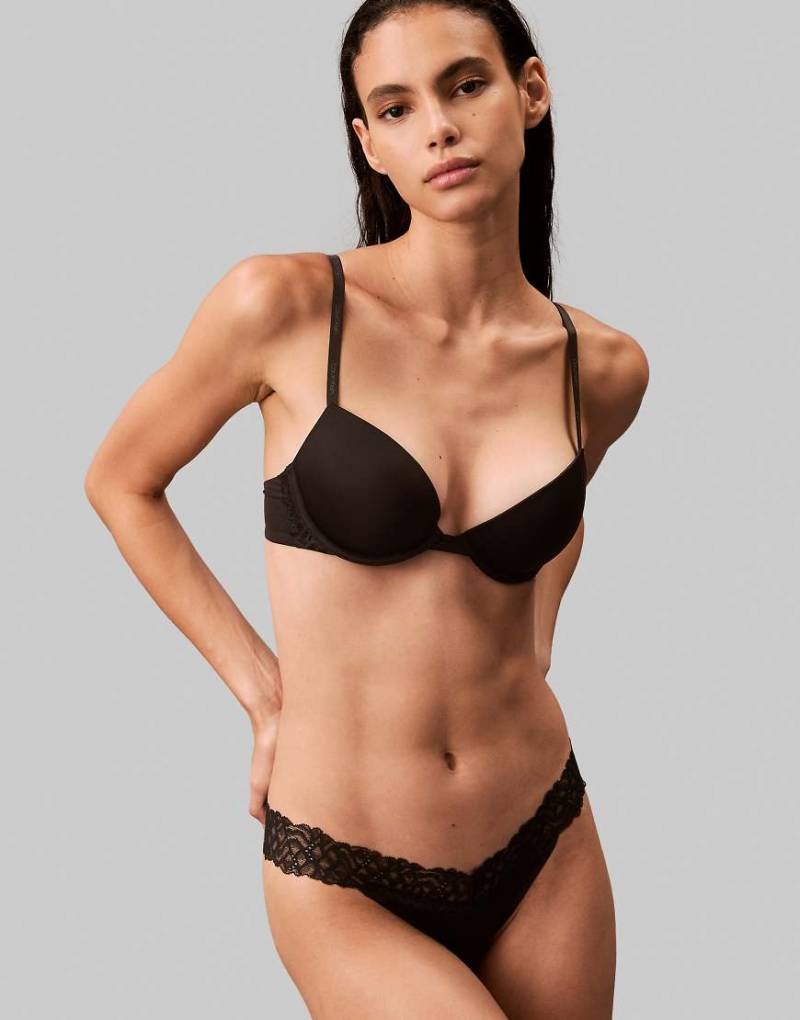Calvin Klein - CK Attraction - Push-up-BH in Schwarz mit tiefem Ausschnitt von Calvin Klein