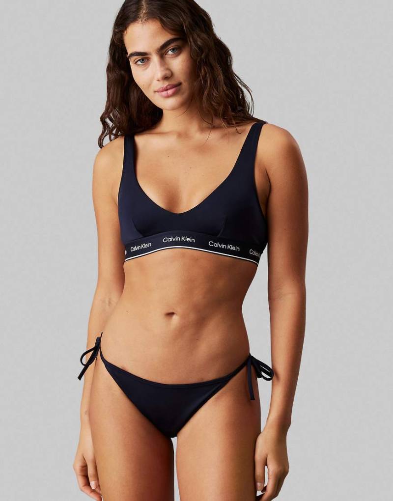 Calvin - Klein Meta Legacy - Seitlich gebundene Bikinihose in Marineblau von Calvin Klein