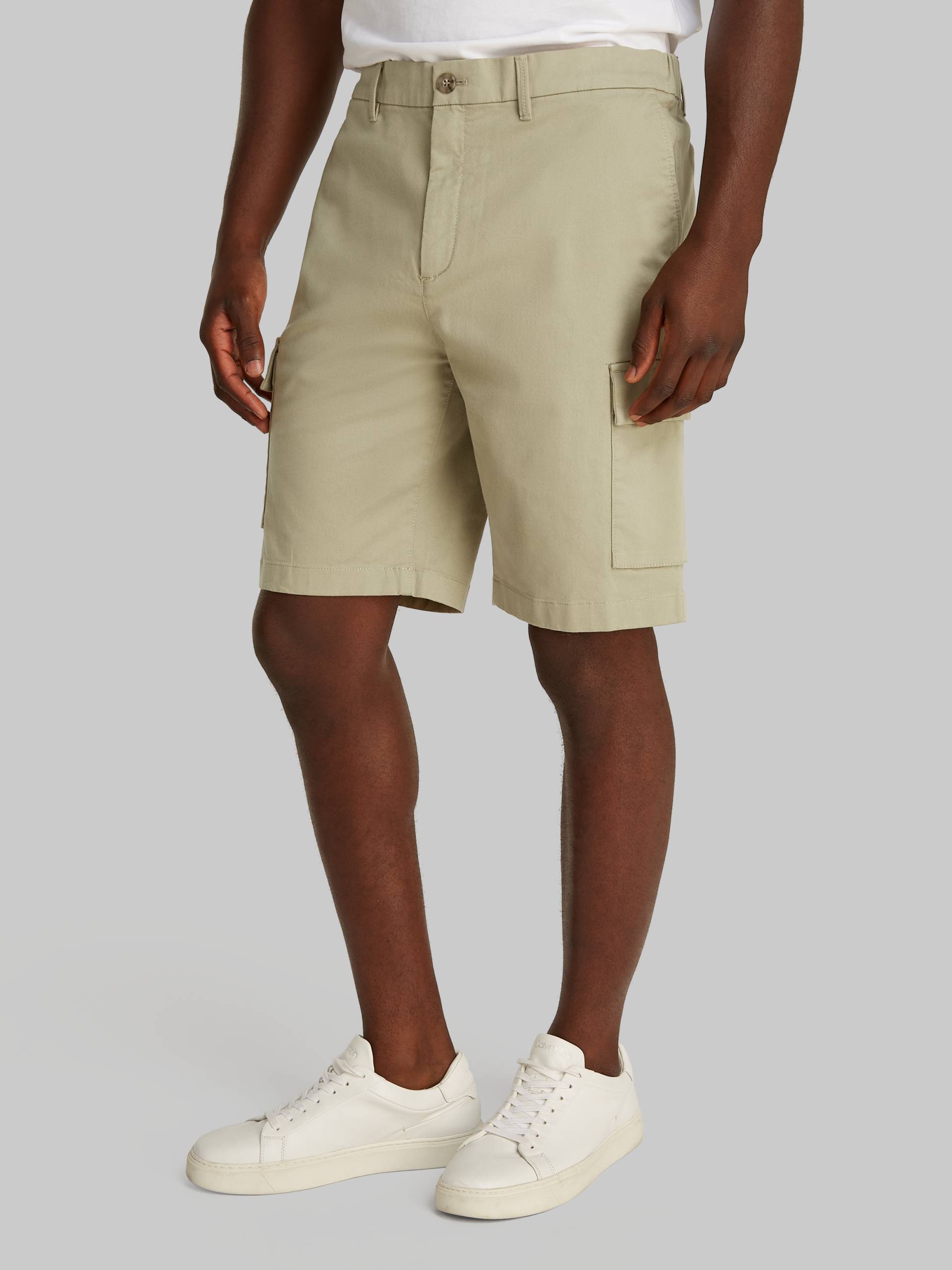Calvin Klein Cargoshorts "MODERN TWILL CARGO SHORT" mit Logo-Patch von Calvin Klein