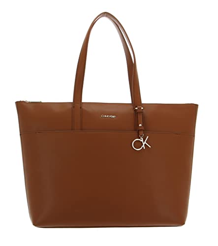 Calvin Klein Damen CK Must Shopper LG W/Slip PKT K60K609860 Crossovers, Braun (Cognac) von Calvin Klein