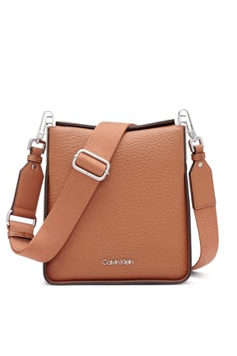 Calvin Klein Damen Fay North/South Small Crossbody, Caramel Calvin Klein Damen Fay North/South Small Crossbody, Caramel von Calvin Klein