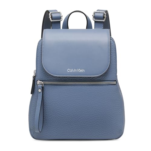 Calvin Klein Damen Novelty Key Item Backpack Reyna Neuheit Schlüsselartikel Flap Rucksack, Flint Stone Blue, Einheitsgröße Calvin Klein Damen Novelty Key Item Backpack Reyna Neuheit Schlüsselartikel Flap Rucksack, Flint Stone Blue, Einheitsgröße von Calvin Klein