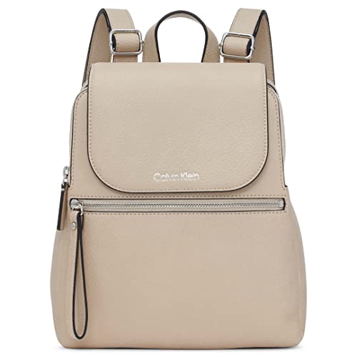 Calvin Klein Damen Reyna Rucksack mit Klappe, Pilz, Einheitsgröße von Calvin Klein