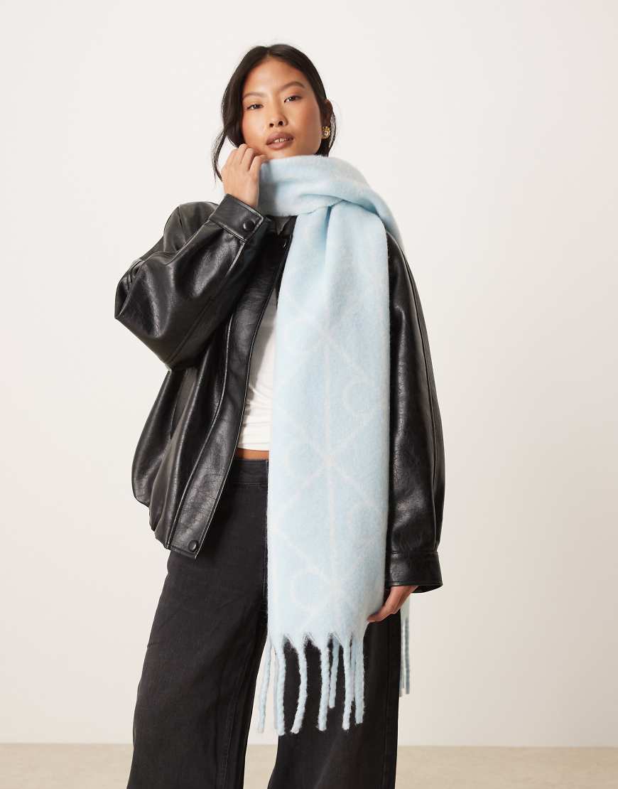 Calvin Klein - Gebürsteter Schal in Eisblau mit Emblem-Print von Calvin Klein