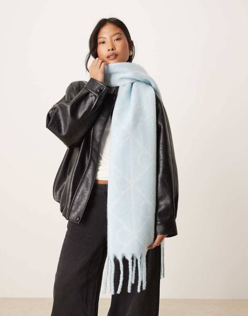 Calvin Klein - Gebürsteter Schal in Eisblau mit Emblem-Print von Calvin Klein