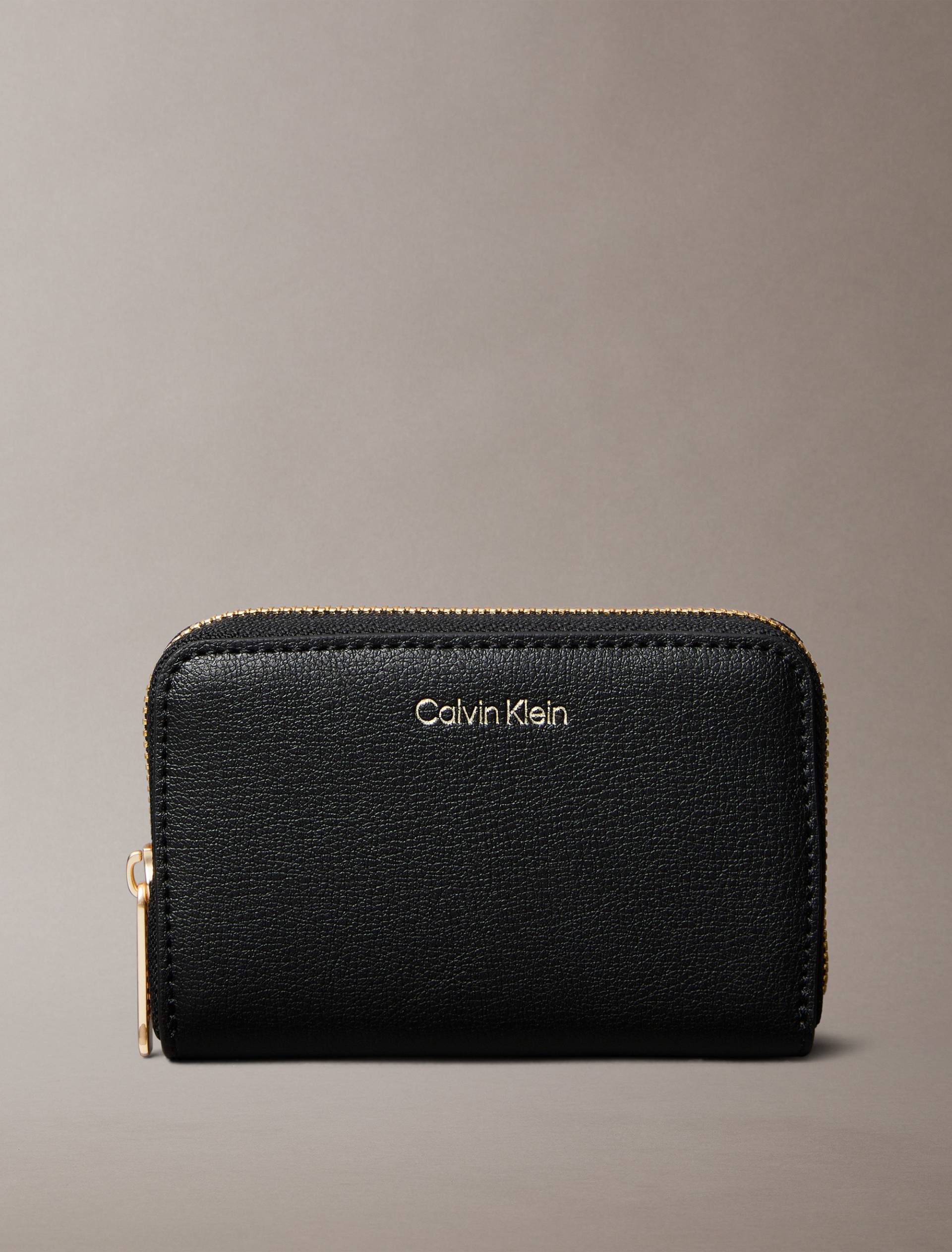 Calvin Klein Geldbörse "FOIL LOGO MEDIUM ZIP AROUND", Geldbeutel, Damen Portemonnaie mit Logoschriftzung Calvin Klein Geldbörse "FOIL LOGO MEDIUM ZIP AROUND", Geldbeutel, Damen Portemonnaie mit Logoschriftzung von Calvin Klein