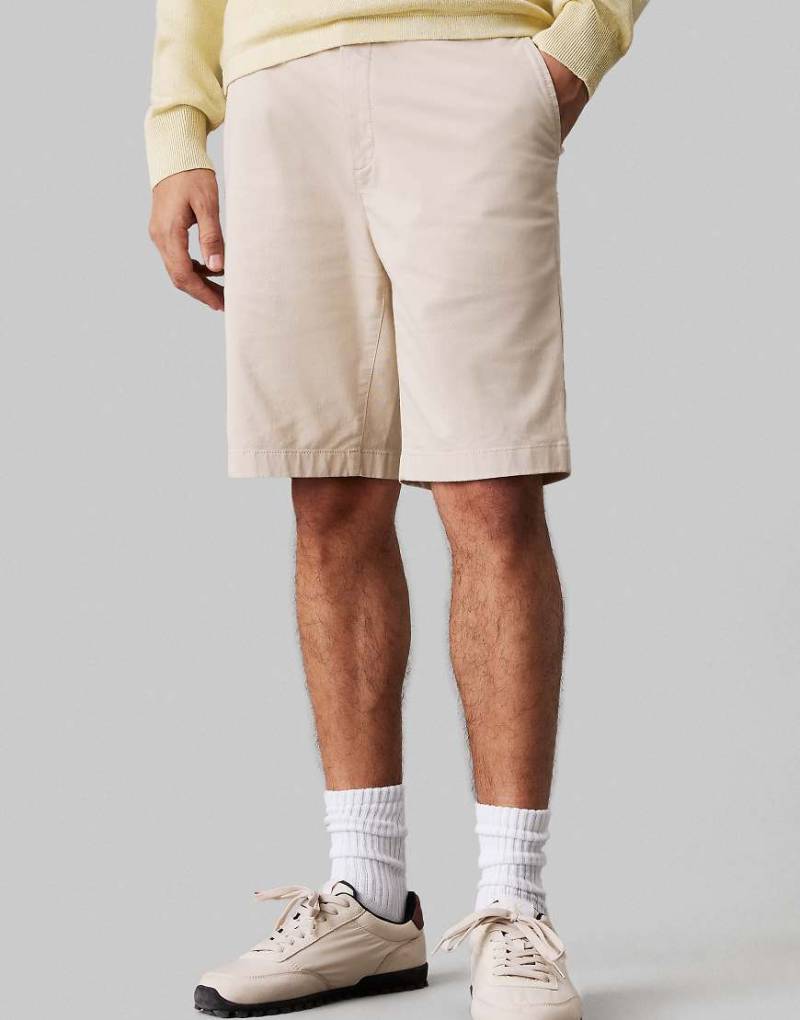 Calvin Klein - Gerade geschnittene Chino-Shorts aus Twill in Silver Lining-Neutral Calvin Klein - Gerade geschnittene Chino-Shorts aus Twill in Silver Lining-Neutral von Calvin Klein