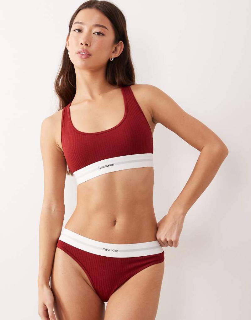 Calvin Klein - Gerippter Tanga aus Baumwolle und Modal in Burgunderrot von Calvin Klein