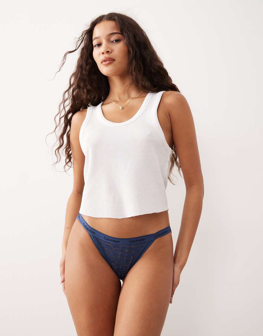 Calvin Klein - Icon Lace - Slip in Marineblau mit Bikini-Schnitt Calvin Klein - Icon Lace - Slip in Marineblau mit Bikini-Schnitt von Calvin Klein