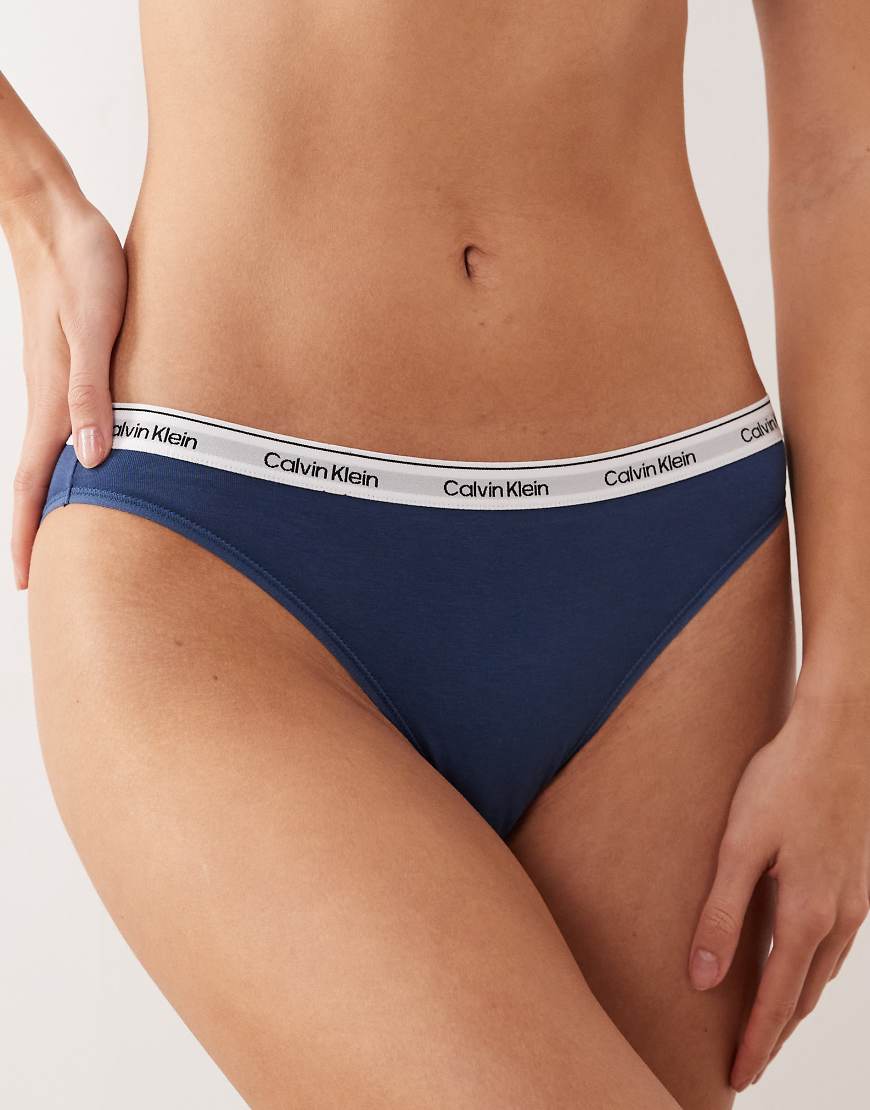 Calvin Klein - Icon Logo - Slip mit Bikini-Schnitt in Denimblau von Calvin Klein
