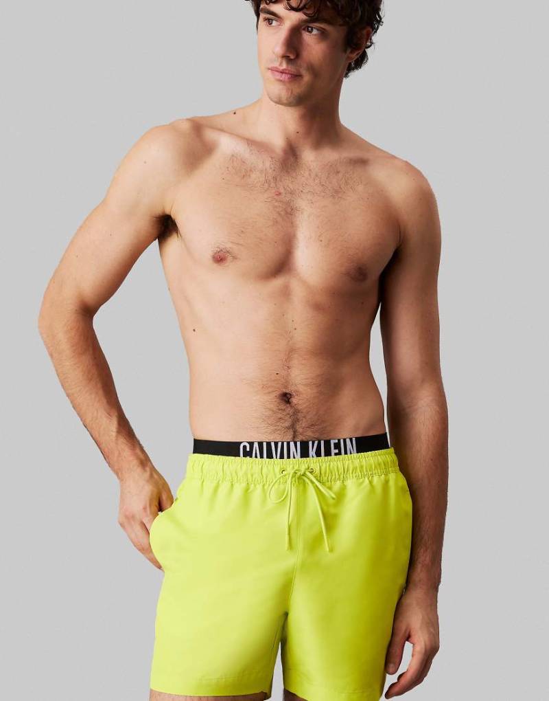 Calvin Klein - Intense Power - Badeshorts in Limonadengelb mit doppeltem Bund von Calvin Klein