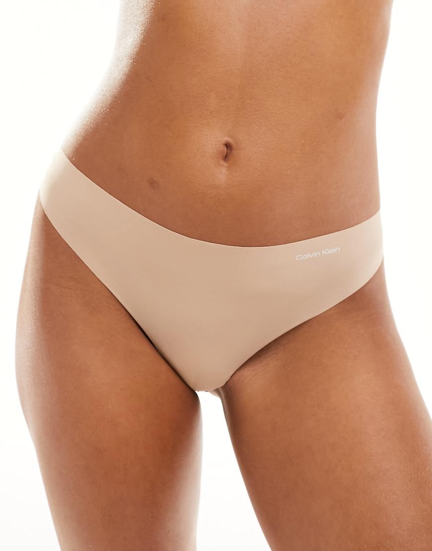 Calvin Klein - Invisibles - Sich nicht abzeichnender Micro-Tanga in Beige-Neutral von Calvin Klein