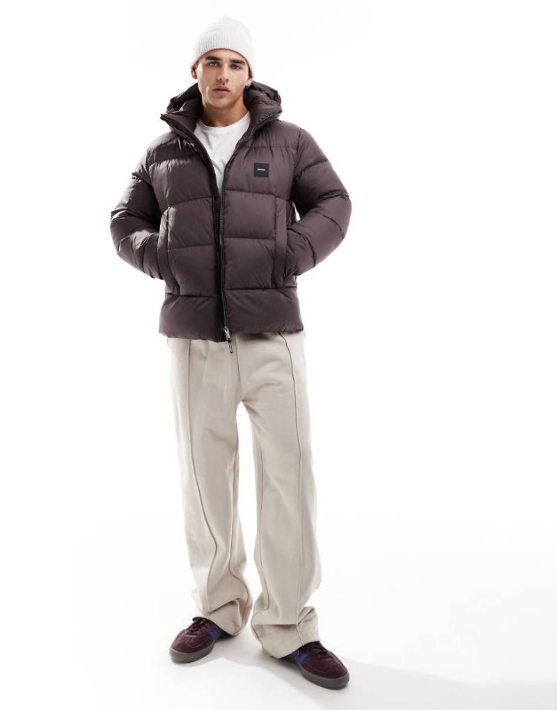 Calvin Klein Jeans - Wattierte Jacke in Braun mit Kapuze von Calvin Klein
