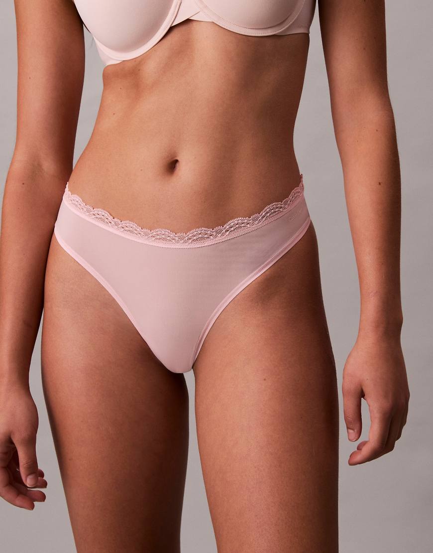 Calvin Klein - Mikrofaser-Stretch-Tanga in Babyrosa mit Spitzenbesatz von Calvin Klein