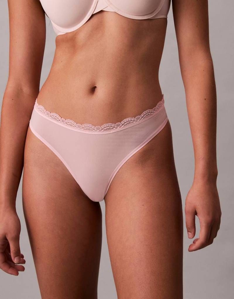Calvin Klein - Mikrofaser-Stretch-Tanga in Babyrosa mit Spitzenbesatz von Calvin Klein