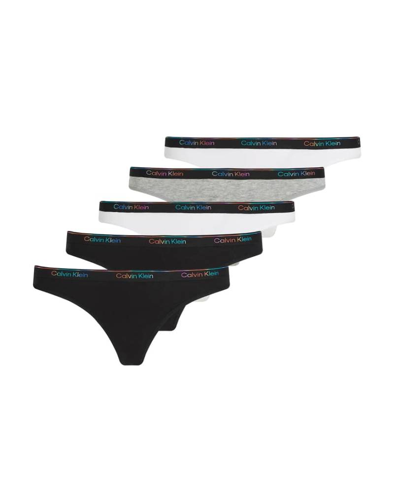 Calvin Klein - Pride - 5er-Pack Tangas in Schwarz/Weiß/Grau mit Logo-Bunt von Calvin Klein