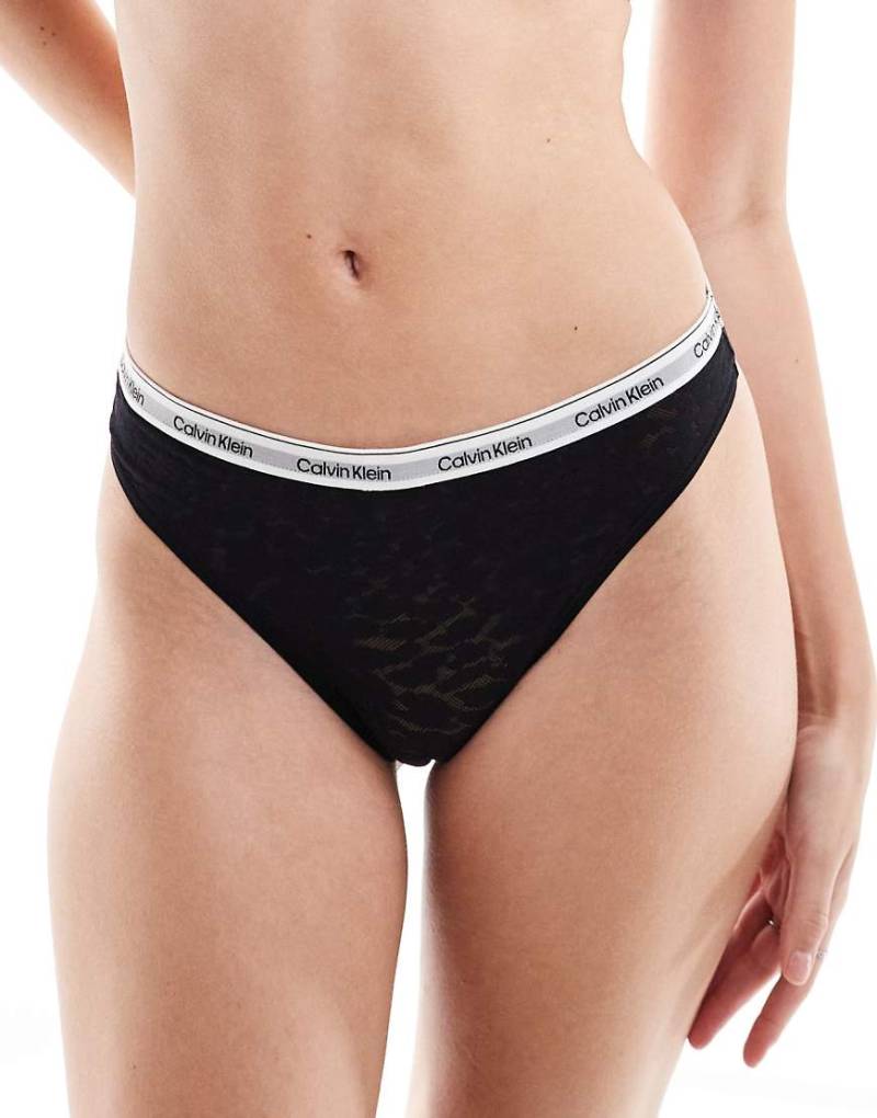 Calvin Klein - Modern Logo - Tanga aus Spitze in Schwarz mit hohem Beinausschnitt von Calvin Klein