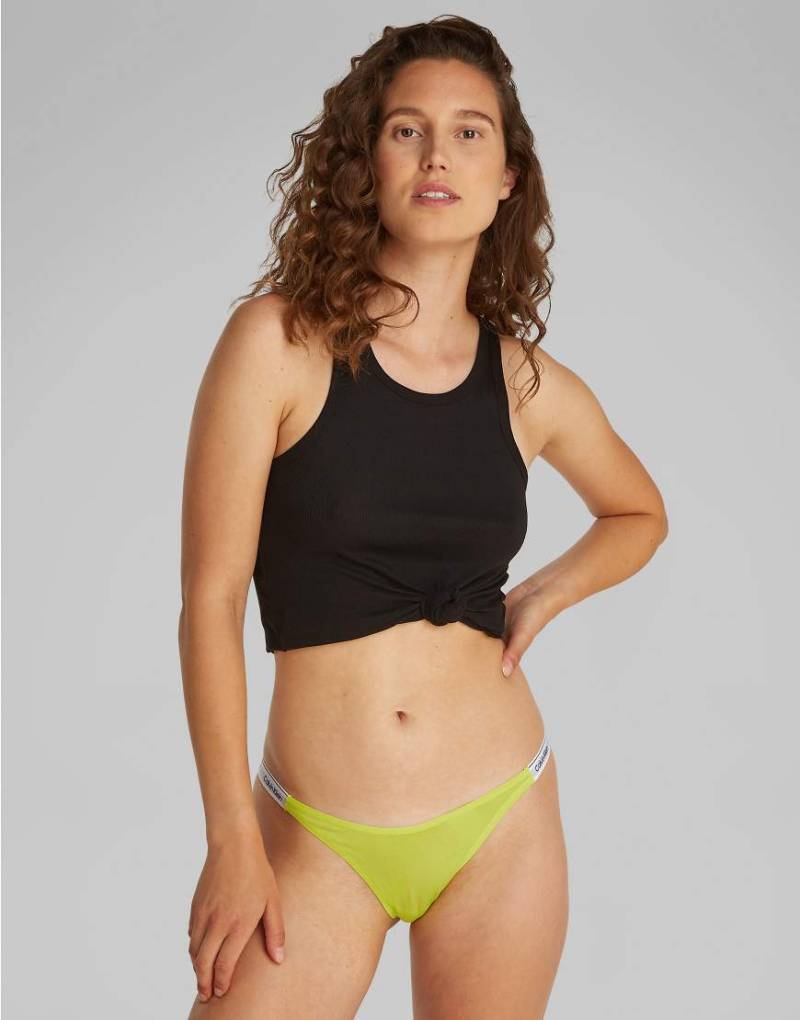 Calvin Klein - Modern Logo - Tanga in Limettengelb mit tiefem Bund von Calvin Klein