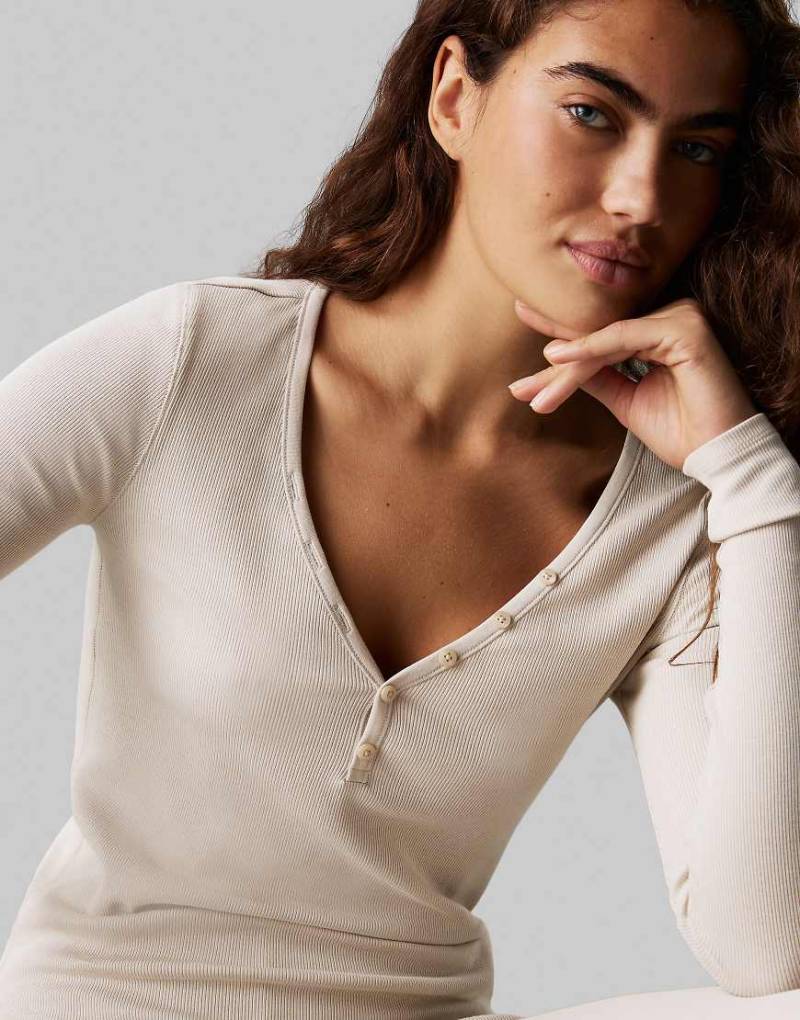 Calvin Klein - Modern Rib - Lounge-Set aus geknöpftem Henley-Oberteil und Leggings in Beige-Neutral von Calvin Klein