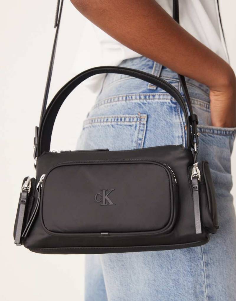 Calvin Klein - Nylon-Schultertasche in Schwarz mit Taschendetail von Calvin Klein