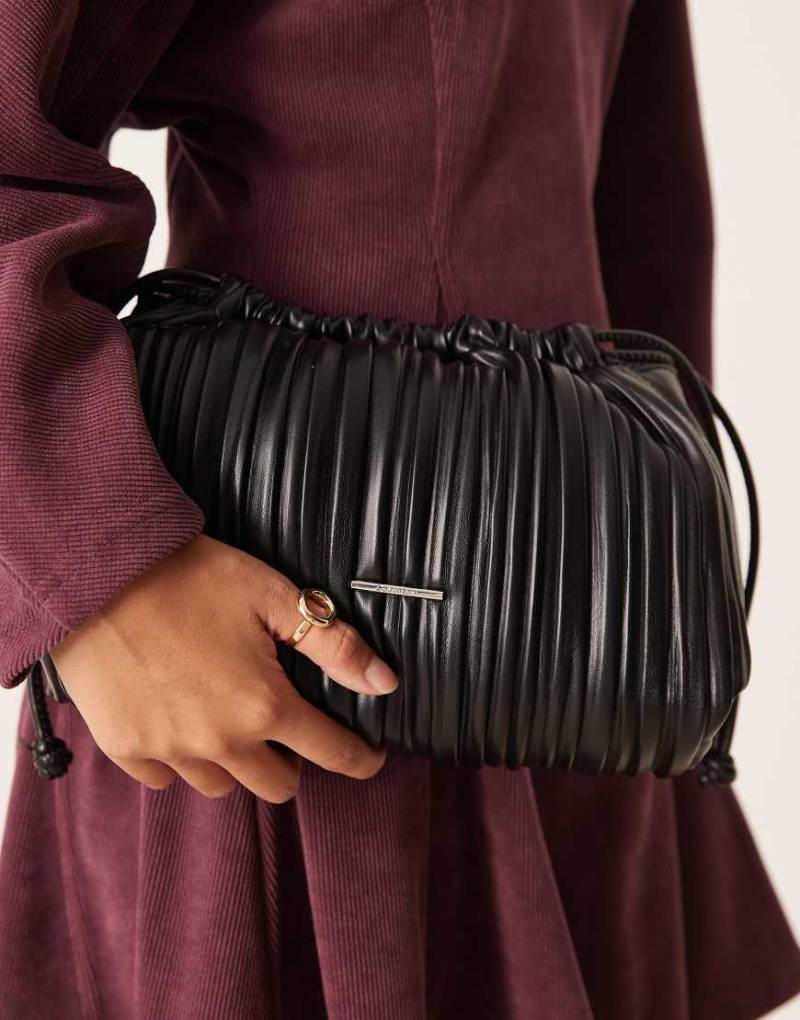 Calvin Klein - Plissierte Schultertasche in Schwarz mit Tunnelzug von Calvin Klein