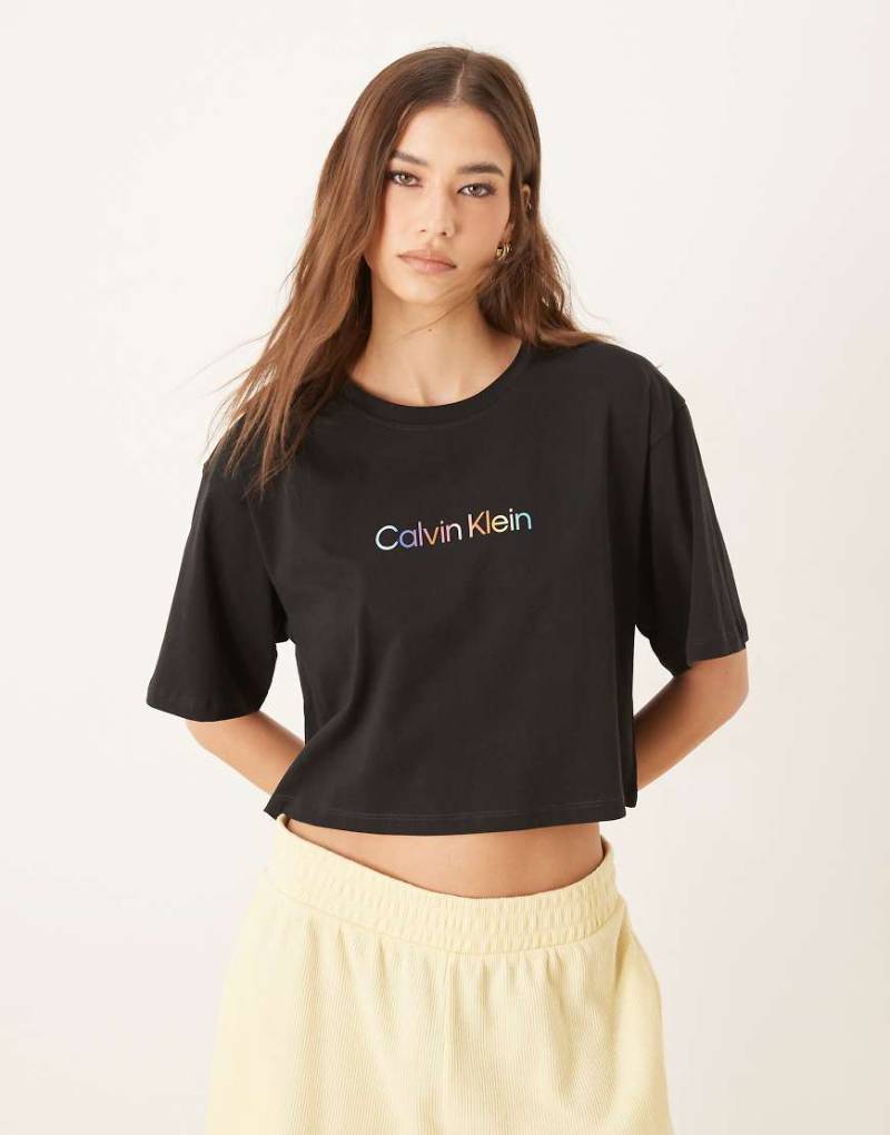 Calvin Klein - Pride - Cropped Pyjama-T-Shirt in Schwarz von Calvin Klein