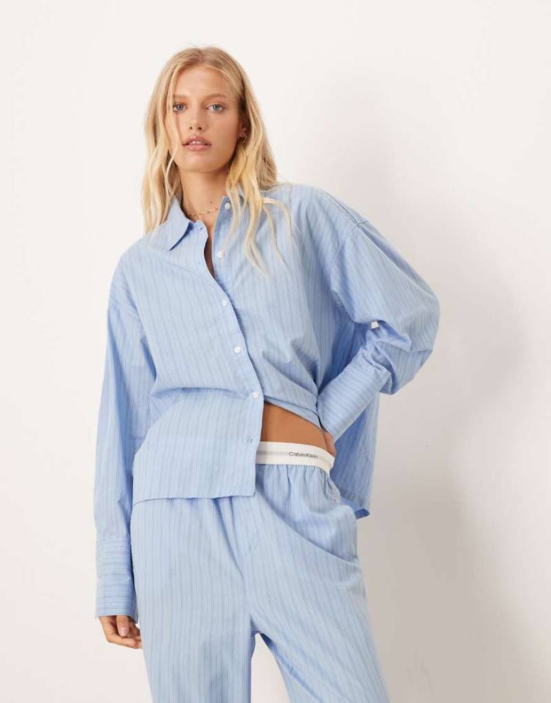 Calvin Klein - Pyjama-Hemd aus Baumwoll-Popeline in gestreiftem Blau von Calvin Klein