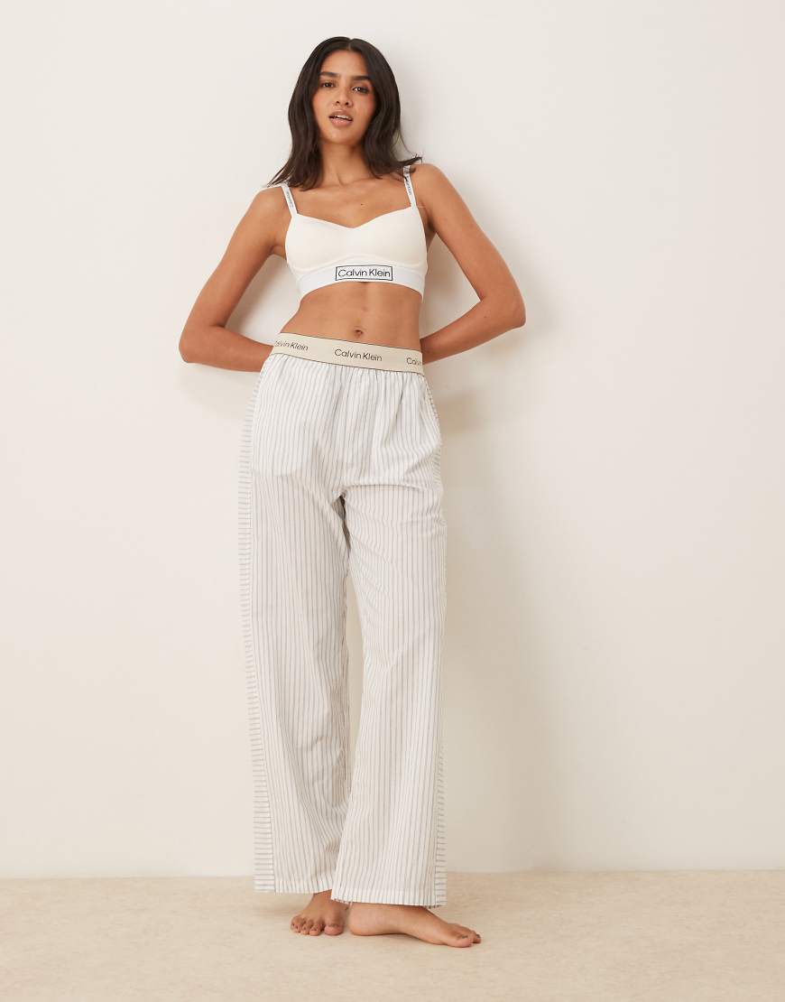 Calvin Klein - Pyjama-Hose aus Baumwoll-Popeline in Weiß mit grauen Streifen von Calvin Klein
