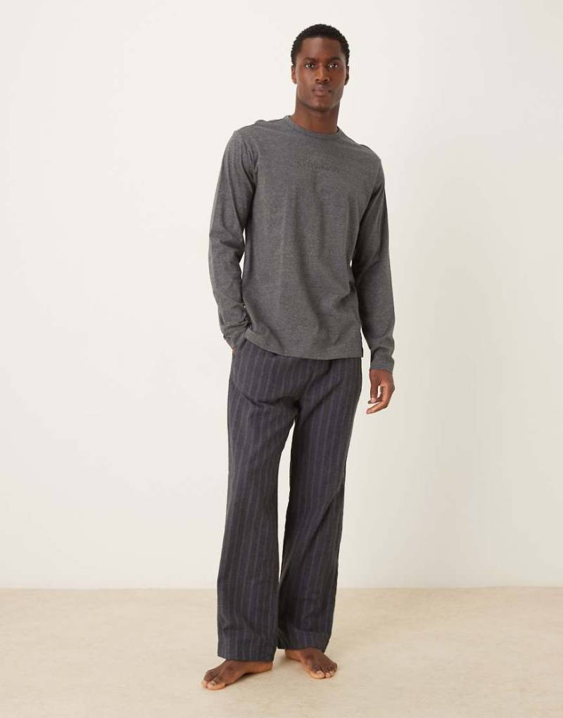 Calvin Klein - Pyjama in Anthrazit mit langärmligem Oberteil und Hose-Grau von Calvin Klein