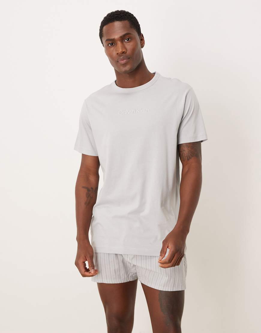 Calvin Klein - Pyjama in Grau mit T-Shirt und Web-Boxershorts von Calvin Klein