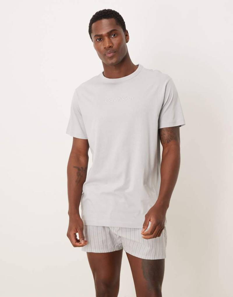 Calvin Klein - Pyjama in Grau mit T-Shirt und Web-Boxershorts von Calvin Klein