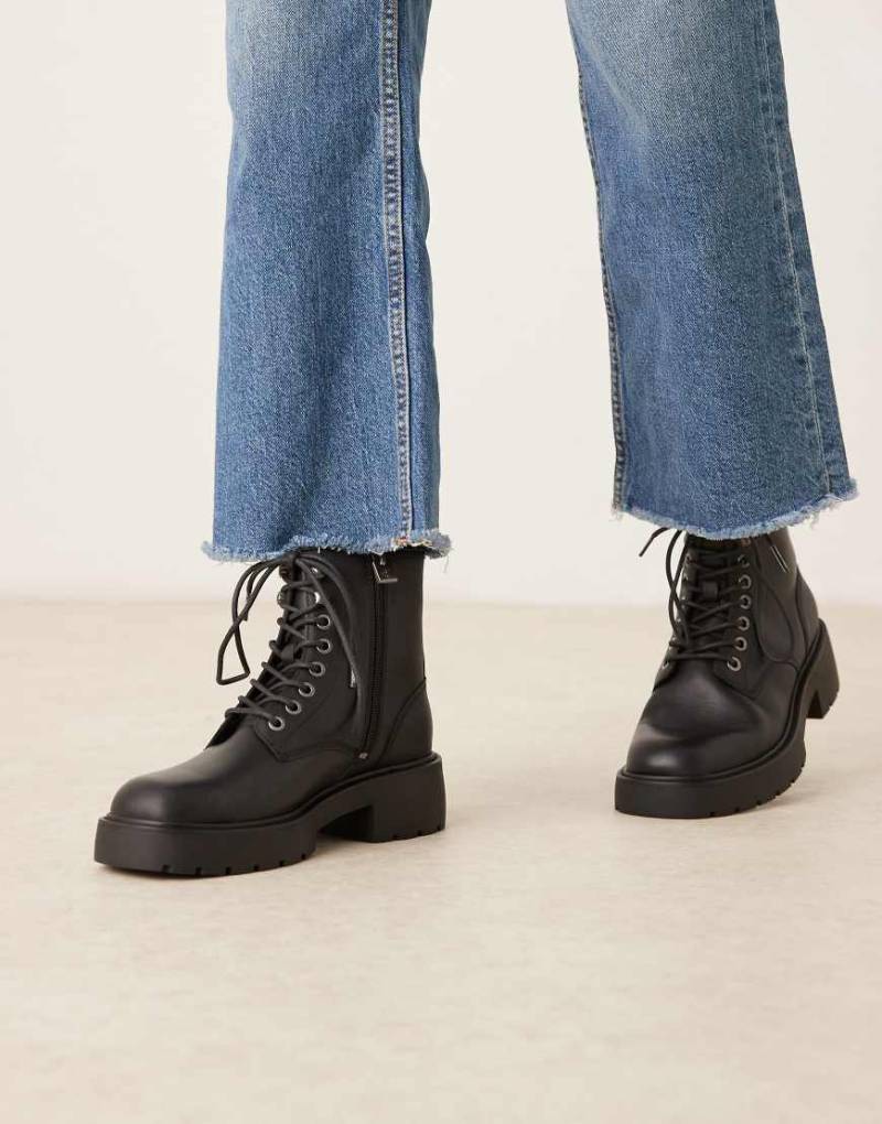 Calvin Klein - Schnürstiefel in Schwarz mit dicker Sohle von Calvin Klein
