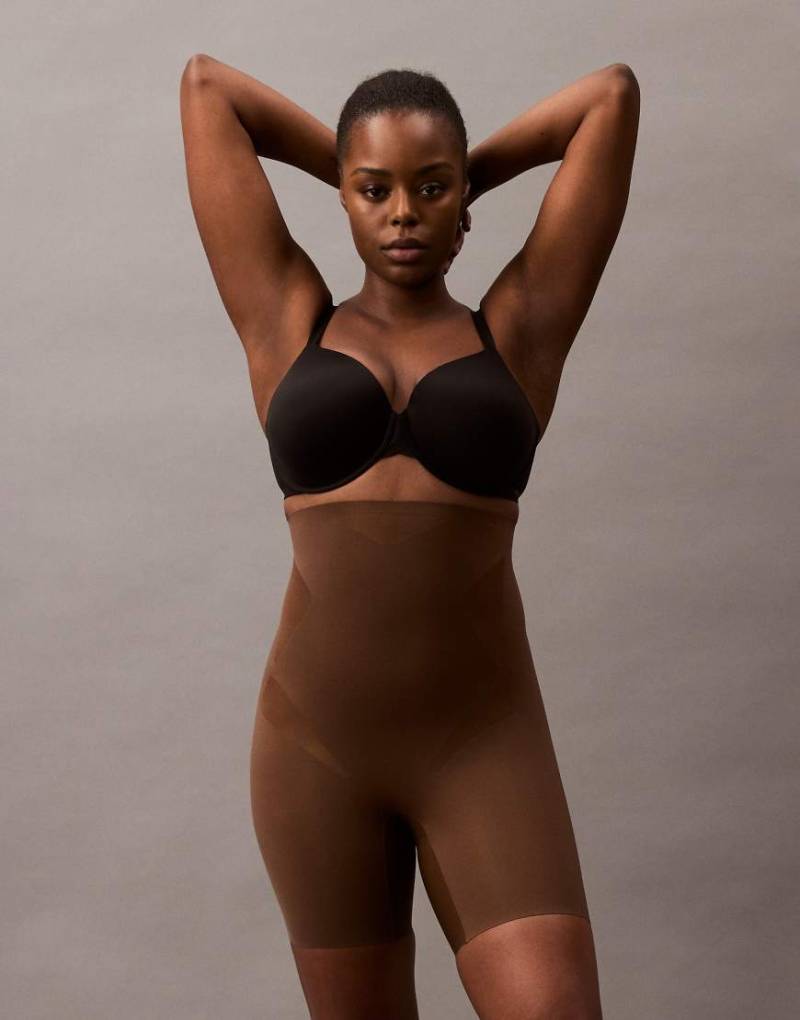 Calvin Klein Shapewear - Figurformende Shorts mit stützender Bauch-weg-Funktion aus festem, nicht verrutschendem Stretchmaterial in Braun von Calvin Klein